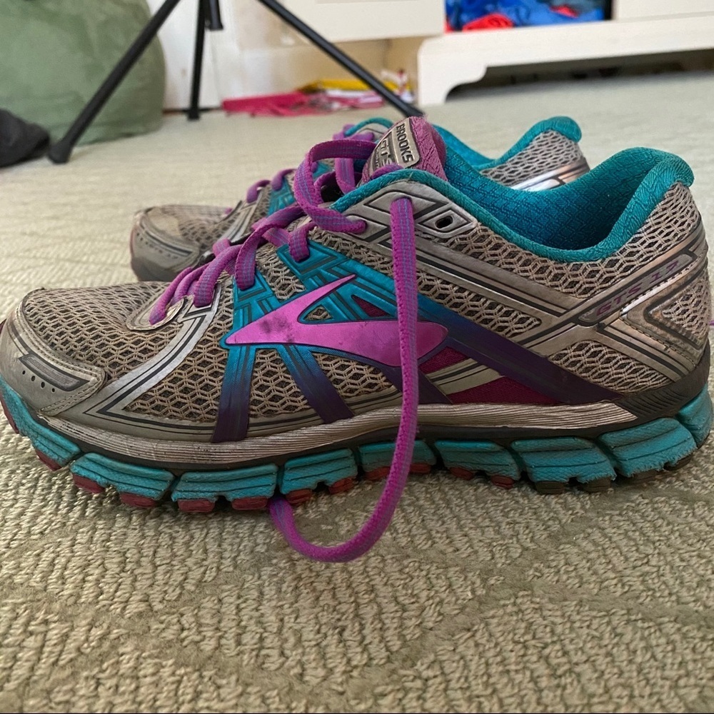 Brooks running sneakers size 8 - Picture 3 of 3